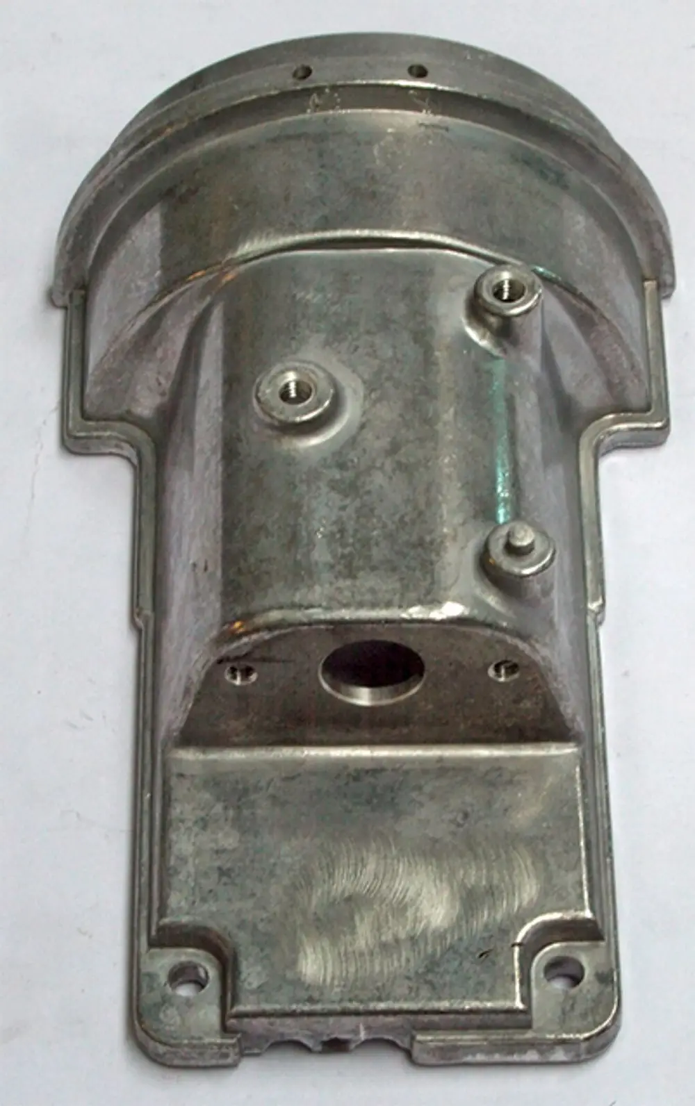 Metallischer Düsedeckel, geprägt und verarbeiten, möglicherweise für Heizsysteme, anwendbar in Daikin Produkten, sichtbar mit mehreren Anschlussbohrungen.